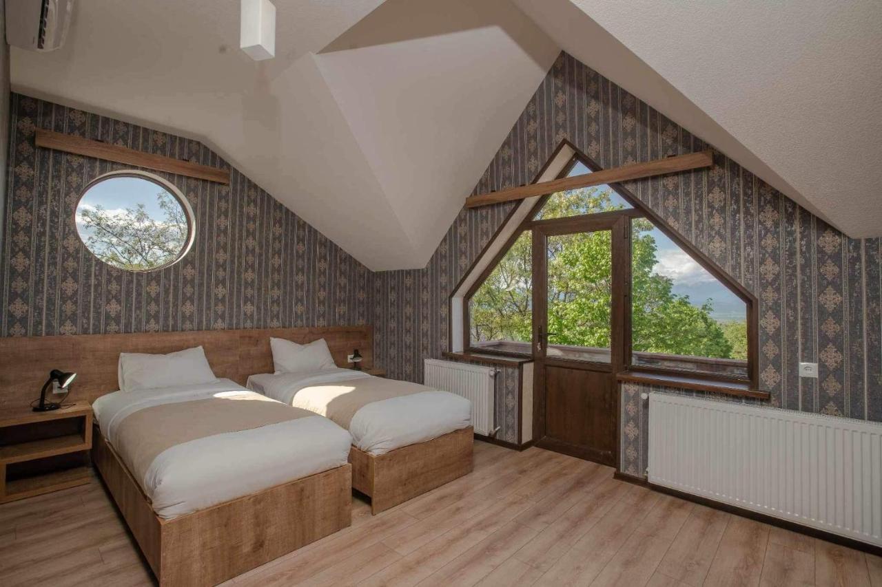 Chateau Orberi Hotel Iqaltʼo Bagian luar foto